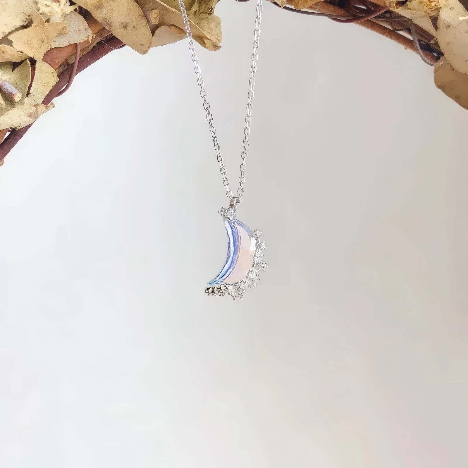 Collier Pendentif Lune Cristalline – Image 2