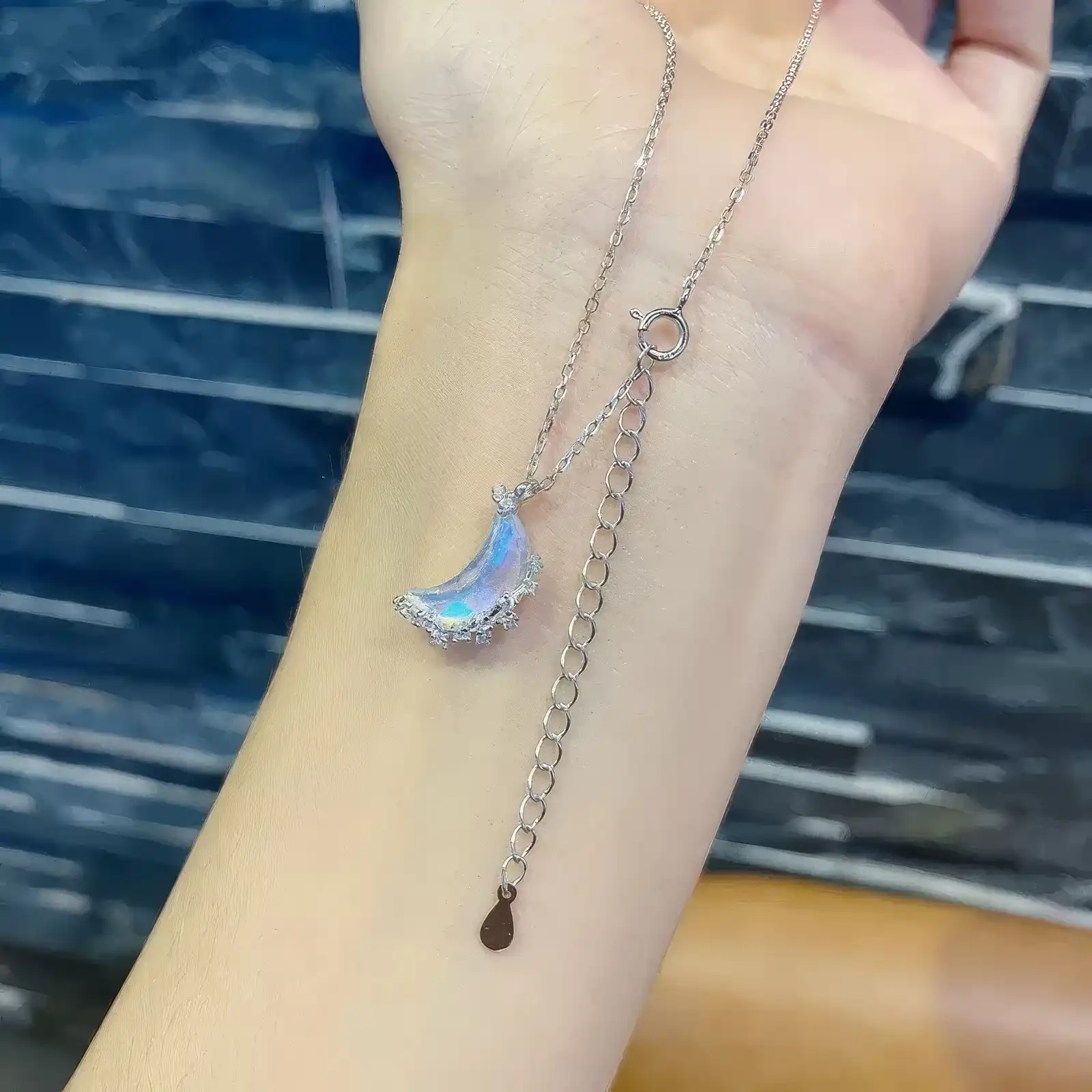 Collier Pendentif Lune Cristalline – Image 3