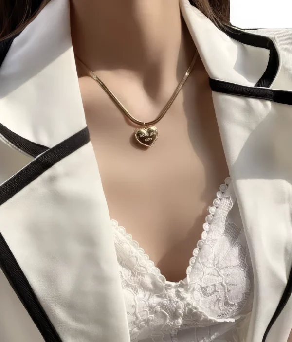 Collier Élégant - Cœur Gravé "Love You More" 💛