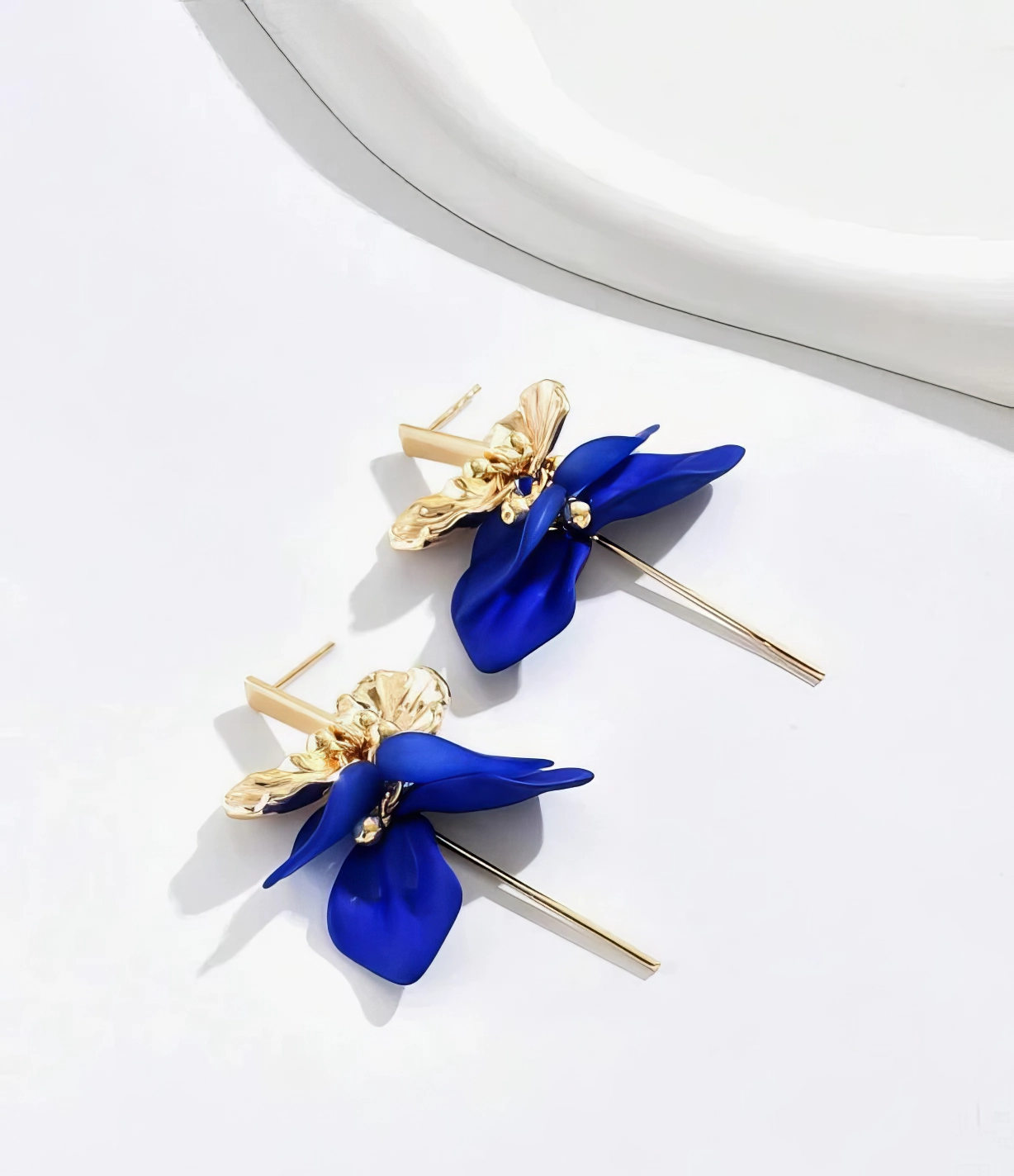 Boucles d’Oreilles Pendantes - Fleur Bleue Élégante – Image 2